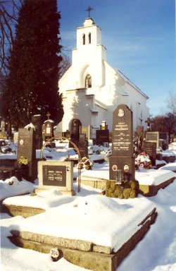 Jiskřivá zima na hřbitově