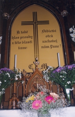 Oltář hřbitovního kostela